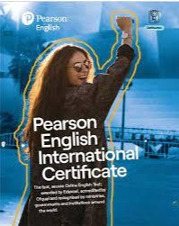 Estudantes celebrando a conquista do Pearson English International Certificate